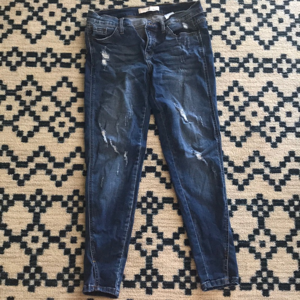 ⚡️FLASH SALE ⚡️ Kancan Distressed crop jeans